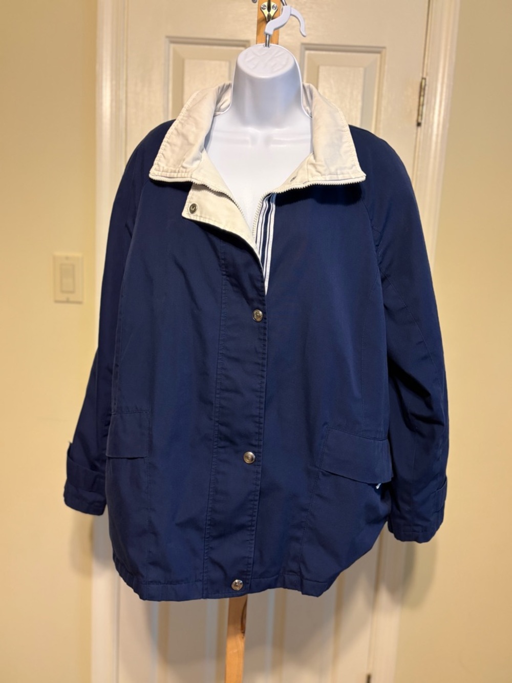 MACHINSTOSH NEW ENGLAND Classic Navy Women's Jacket & Contrast White Collar, XL